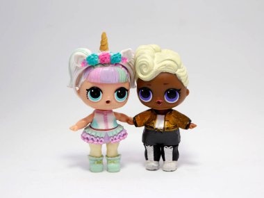 Lol Sürpriz Bebekler. LOL. Oyuncak bebek sürprizi. Tek boynuzlu at bebeği. Kopyalama alanı olan izole edilmiş beyaz arkaplan.