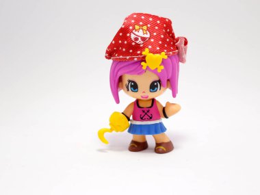 Pinypon kuponu. Pin y pon. Çocuklar için kadın korsan oyuncağı. Çocukların komik hikayeler yaratması ve çocukların hayal gücünü geliştirmesi için sevimli bir oyuncak bebek. Oyun bitti. Korsan kancası.