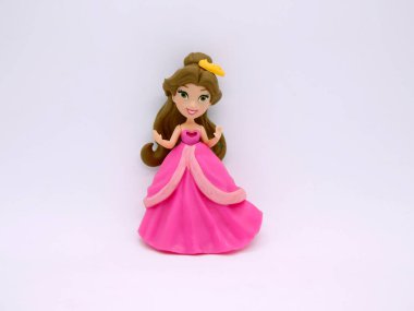 Disney prensesi. Disney hattı prenses bebeği. Pembe elbiseli, kahverengi saçlı genç kız. Kızlar için oyuncak. Klasik bir oyuncak. Balo elbisesi. Klasik masal prensesi. Prenses klişesi. İzole edilmiş.