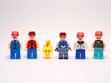 Pokemon. Pikachu ve Ash Ketchum. Pokemonun lego figürleri. Çocuklar için oyuncaklar. Koleksiyon oyuncakları. Televizyon dizisini engelliyor. Filmler. Çizgi roman. Pokeball. Oyuncaklar. Toparlanması gereken rakamlar. Renkli. Farklı Ash modelleri.