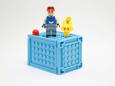 Pokemon. Pikachu ve Ash Ketchum. Pokemonun lego figürleri. Çocuklar için oyuncaklar. Koleksiyon oyuncakları. Televizyon dizisini engelliyor. Filmler. Çizgi roman. Pokeball. 