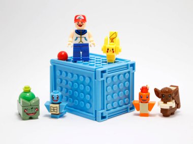 Pokemon. Pikachu ve Ash Ketchum. Pokemonun lego figürleri. Çocuklar için oyuncaklar. Koleksiyon oyuncakları. Televizyon dizisini engelliyor. Filmler. Çizgi roman. Pokeball. Oyuncaklar. Toparlanması gereken rakamlar. Renkli. Farklı Pokemonlar.