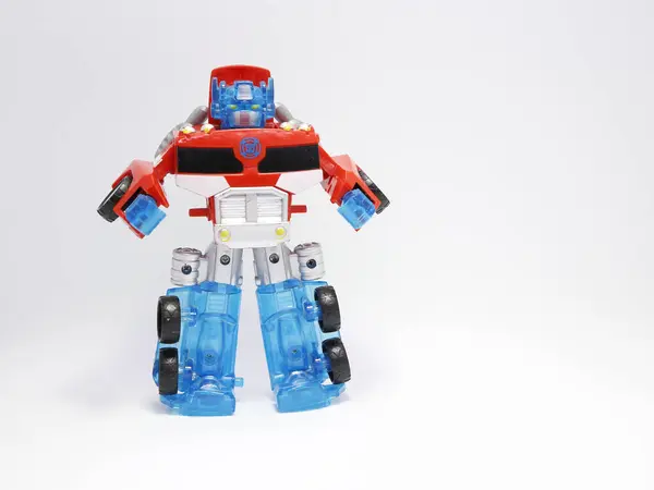 Transformers kamyonu. Transformers arabaları. Robota dönüşen kamyonet. Filmi değiştiriyor. Çocuklar için oyuncak arabalar. Autobot. Makineler. Renkli.