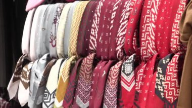 Gaucho eşarpları. Geleneksel Arjantin Gaucho giysi aksesuarları satışı. Açık hava satış tezgahı. Geleneksel Arjantinli Gaucholar.