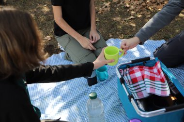 Aile piknikte birlikte yemek ve içmek. Yaşam tarzı. Aile kampı.