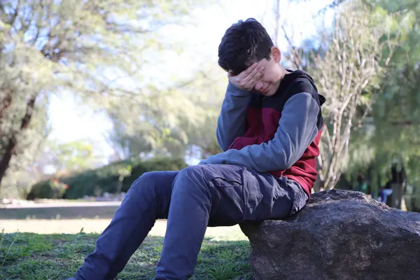 Parkta saklambaç oynayan çocuklar. Çocuk gözleri bağlı ve saklambaç oynarken sayıyor. Açık hava oyunları. Klasik çocuk oyunu..