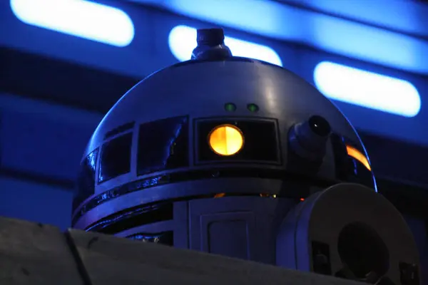 Robot R2-D2 Arturito. Stars Wars 'taki Robot Disney Paris tema parkında gösteri yapıyor..