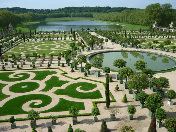 Göl manzarası ve Versailles Sarayı 'nın bahçeleri, Paris, Fransa.