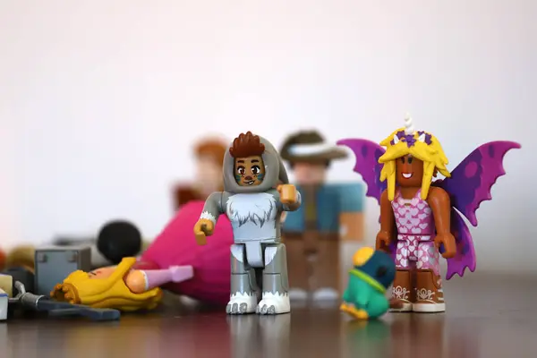 Roblox video oyunundaki karakterlerin bebekleri. Oyuncak figürler. Tavşan kostümlü kadın ve kelebek kostümlü kadın. Kopyalama alanı olan arkaplan.