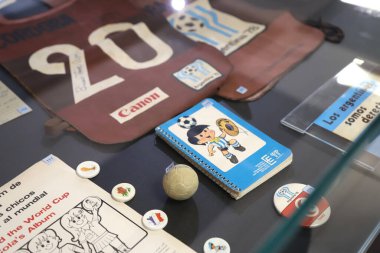 Arjantin 78 Dünya Kupası resmi maskotu Gauchito Mundialito 'nun ticareti. Gazeteci fotoğrafçılar için not defterleri, toplar, kepler, yelekler. Kempes Müzesi, Crdoba, Arjantin.