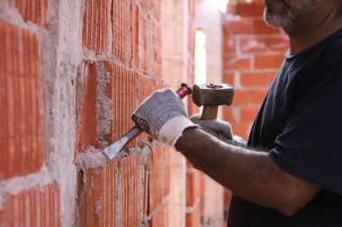  İnşaat alanında çalışan bir duvarcı. İnşaat işçisi.