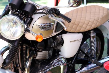 Zafer Bonneville T-100 motosikleti. Birleşik Krallık 'tan motorsikletle gelmiş. İngiliz otomotiv markasından dört vuruşluk motosikleti kapat.