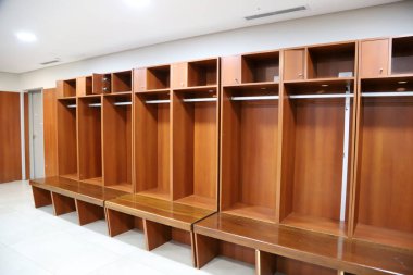 Mario Alberto Kempes Stadyumu, Crdoba, Arjantin 'deki boş soyunma odası. Futbolcular için kıyafet.