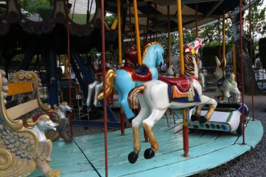 Atlıkarınca. Çocuklar için eski bir atlı karınca. Atlı ve arabalı klasik bir atlıkarınca. Yürümeye yeni başlayanlar için park oyunu.