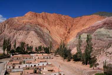 Yedi renkli tepe, Purmamarca, Jujuy, Arjantin. Tepenin yamacındaki Purmamarca şehrinin manzarası..