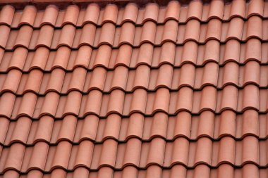 Kırmızı kil kiremitlerden yapılmış çatı. Şablon. Doku. Kırmızı fayanslı çatı. Kopyalama alanı olan arkaplan.