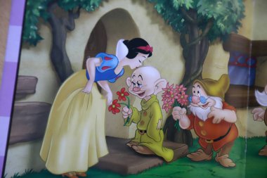 Pamuk Prenses ve Yedi Cücelerin Çocuk Kitabı. Klasik bir hikaye. Walt Disney filminden resimler..