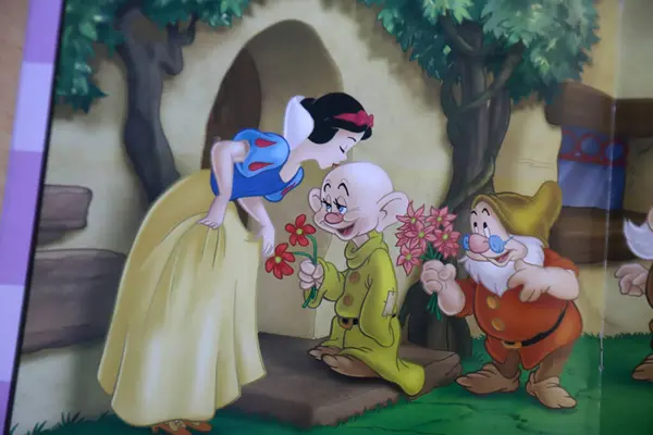 Pamuk Prenses ve Yedi Cücelerin Çocuk Kitabı. Klasik bir hikaye. Walt Disney filminden resimler..