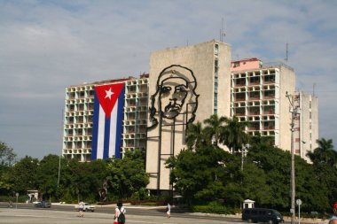 Plaza De La Revolucion, Ernesto Che Guevara 'nın yüzüyle yapılmış bina manzaralı. Havana, Küba