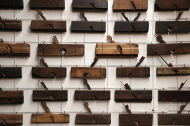 Kılavuz ahşap planörler ve zımpara makineleri. Eski marangozluk aletleri. Doku. Arkaplan.