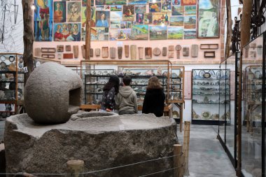 Nono, Crdoba, Arjantin 'deki Rocsen Müzesi' nin petroloji ve mineraloji odasını ziyaret eden insanlar.