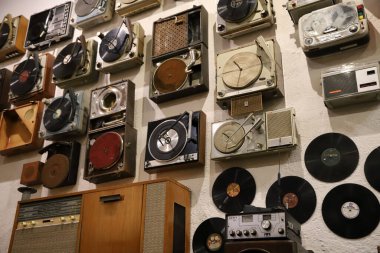 Müzik kutuları, müzik kayıtları, radyolar ve Museo Rocsen, Crdoba, Arjantin 'de sergilenen eski vinil plaklar.