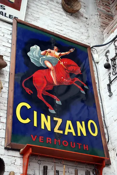 Kırmızı ata binen bir adamla Cinzano vermutunun eski posteri..