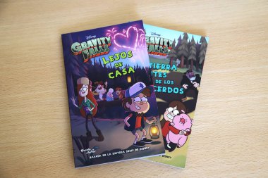 Çocuklar ve gençler için İspanyolca kitaplar televizyon dizisi Gravity Falls 'a dayanmaktadır..