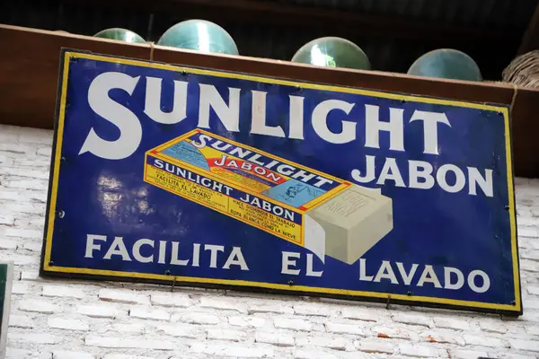 Sloganlı Sunlight marka çamaşır deterjanı için İspanyolca eski bir poster.