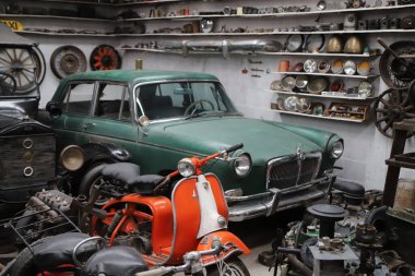 Nakliye malzemeleri ve antika araçlar için sergi odası. Rocsen Müzesi, Crdoba, Arjantin.