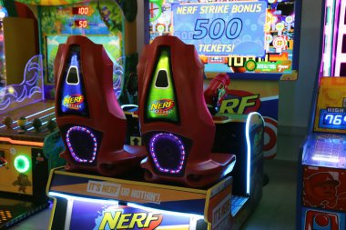 Elektronik hedef, elektronik oyun odasında Nerf silahlarıyla video oyunu oynuyor.