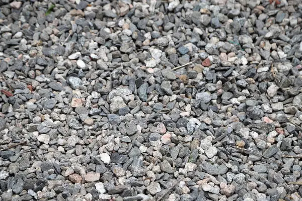 İnşaat için granüller. Gri granit taş arka plan. Gri ve beyaz kayaların dokusu.