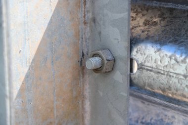 Galvanizli metal korkuluktaki vidayla ilgili detay. Sanayi işi.