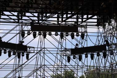 Arka planda profesyonel sahne yapısı