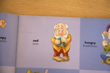 İngilizce ve İspanyolca öğretmek için çocuk kitabı. Disney filmi Pamuk Prenses 'teki Mutlu cüce resimli.