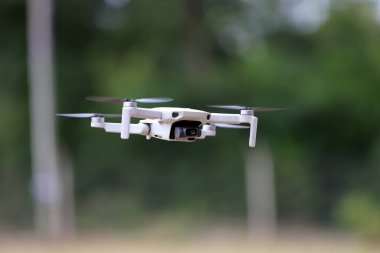 Dış uçuşta küçük drone