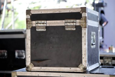 Nakliye için çekmeceler malzeme gösteriyor ve aşamalar ve teknik personel kuruyor. Metinler ve logolar için boş boşluk