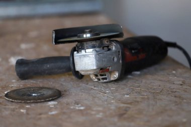 Açı öğütücü çalışma masasında. Elle çalıştırma aracı