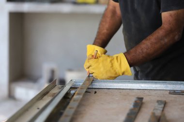 İnşaat için metali işaretleyen işçiler
