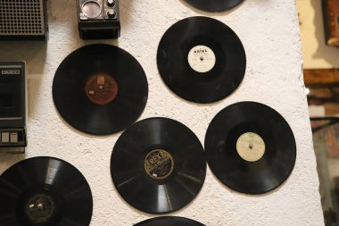 Rocsen Müzesi 'nin duvarında asılı eski plaklar, Crdoba, Arjantin.