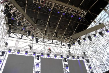  Arka planda profesyonel sahne yapısı