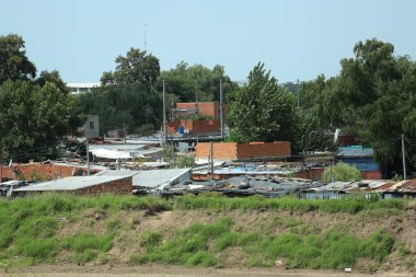 Arjantin 'in banliyölerinde tehlikeli ve fakir evler