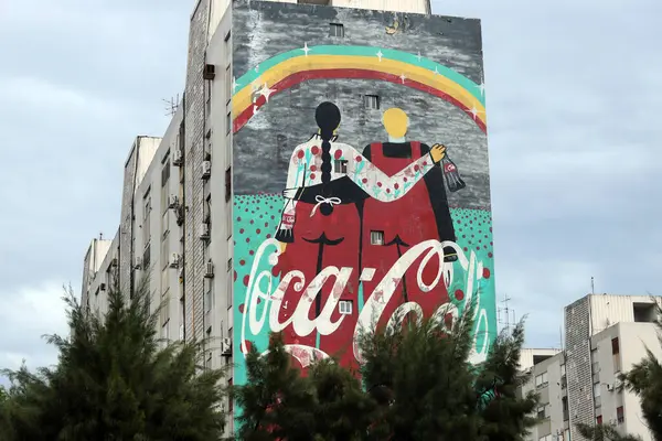Buenos Aires, Arjantin 'deki bir binanın üzerine Coca-Cola reklamları yapılmış..