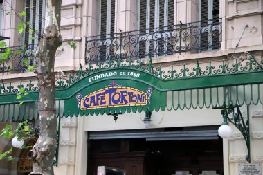 Ön cephenin ayrıntıları ve Buenos Aires, Arjantin 'deki geleneksel Cafe Tortoni' nin işareti..
