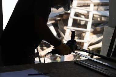 Demirci atölyesinde çalışan bir işçinin arka plan fotoğrafı.