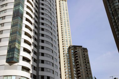 Modern gökdelen. Kopyalama alanı olan bir arkaplan. Emlak kavramı