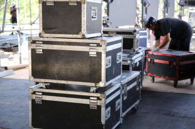 Çekmeceler ve teknik personel sahne arkasında çalışıyor..