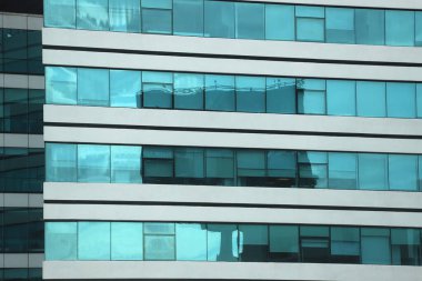 Modern bir ofis binasının cam pencerelerinin arka planı
