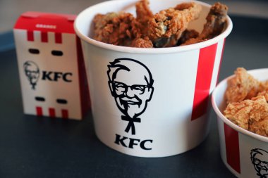 KFC kızarmış tavuk kovaları izole bir masada. Fast food paketleme