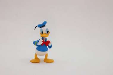 Donald Duck 'ın beyaz arka plandaki çok güzel figürü.